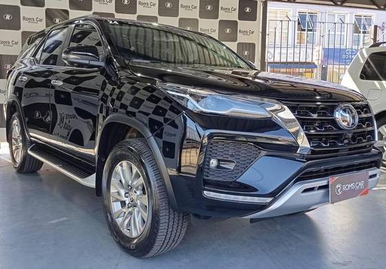 TOYOTA HILUX SW4 2.8 D-4D TURBO DIESEL SRX 7L 4X4 AUTOMÁTICO